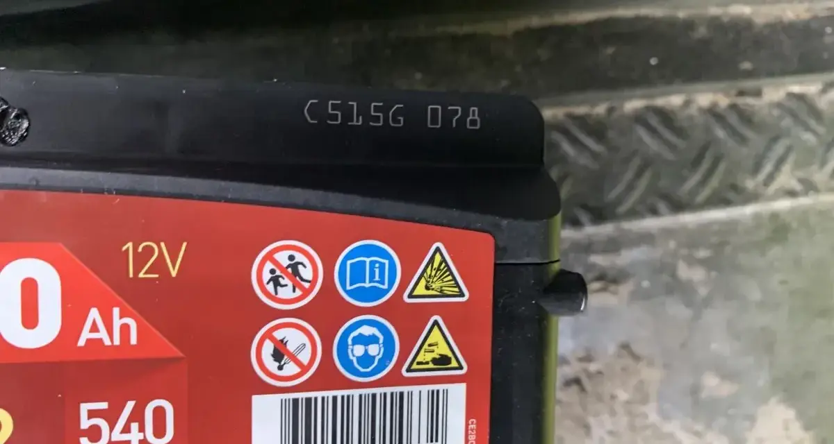 Na akumulatorze widoczny kod C5156 078, który może oznaczać datę produkcji akumulatora.