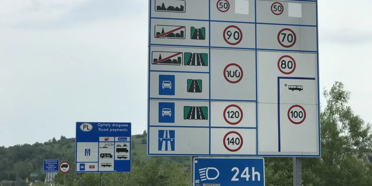 Znaki drogowe w Polsce informują, ile można jechać z przyczepką. Na autostradzie 140 km/h, a w terenie zabudowanym 50 km/h.