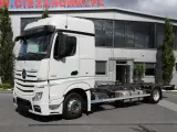 Biały Mercedes Actros MP4 z systemem hakowym, gotowy do pracy.