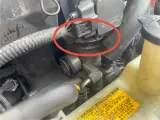 Silnik Toyoty z błędem DTC P0171. Czerwone kółko wskazuje na przepustnicę, potencjalną przyczynę problemu.