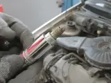 Rękawica trzyma świecę zapłonową, potencjalną przyczynę błędu dtc p0300 w Renault.
