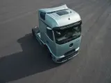 Nowy Mercedes Actros 2025 w kolorze miętowym prezentuje się na ciemnym asfalcie.