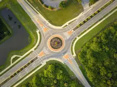 Widok z lotu ptaka na rondo dwupasmowe. Zasady ruchu drogowego są tu kluczowe dla płynności.