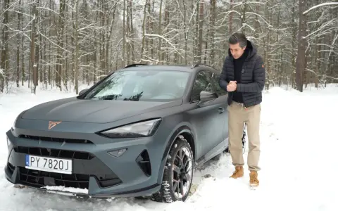Mężczyzna obok matowego, szarego Formentor Cupra w zimowym lesie.