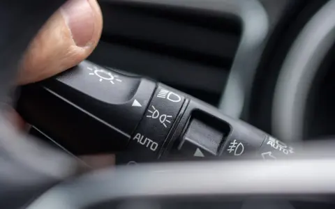 Palec naciska przełącznik świateł, wybierając, na jakich światłach się jeździ: auto, mijania lub drogowe.