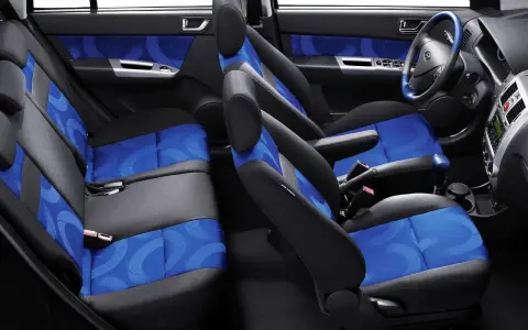 Wnętrze Hyundai Getz z niebiesko-szarymi siedzeniami i niebieskimi akcentami na drzwiach.