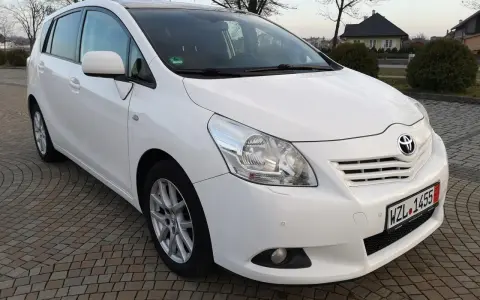 Biała Toyota Verso 1.8 benzyna zaparkowana na kostce brukowej.