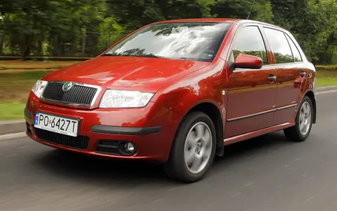 Czerwona Skoda Fabia w ruchu. Sprawdź aktualne skoda fabia - ceny używanych i znajdź swój wymarzony samochód.