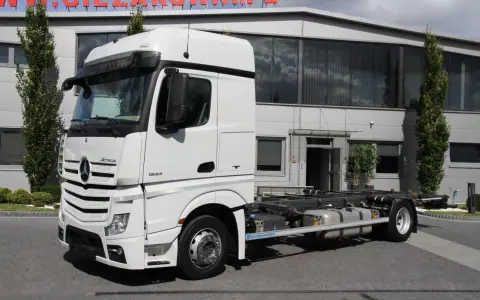 Biały Mercedes Actros MP4 z systemem hakowym, gotowy do pracy.