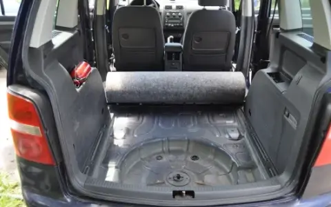 Gdzie jest koło zapasowe w VW Touran? Oto lokalizacja, której szukasz