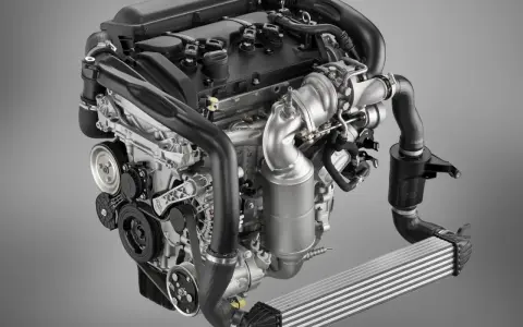 Silnik 1.6 THP z turbosprężarką i intercoolerem, gotowy do montażu.