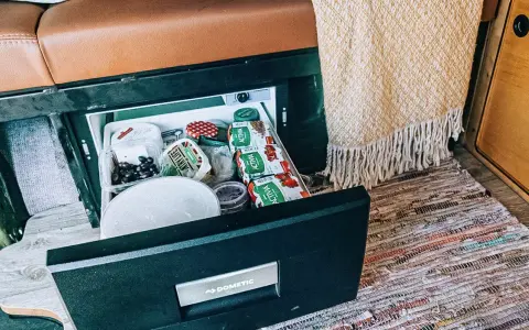 Jak działa lodówka w przyczepie kempingowej? Różnice i porady ekspertów