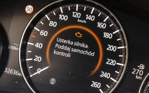 Na desce rozdzielczej świeci się kontrolka "usterka silnika", informując o konieczności wizyty w serwisie. To sygnał, że auto jest w trybie awaryjnym.