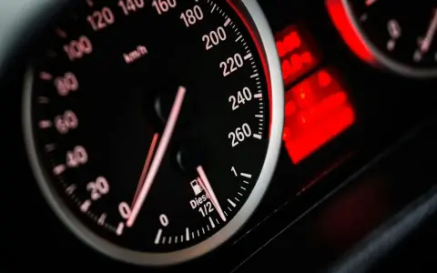 Kontrolka DTC P0500 Opel świeci się na desce rozdzielczej. Prędkościomierz pokazuje 0 km/h, a wskaźnik paliwa jest na 1/2.