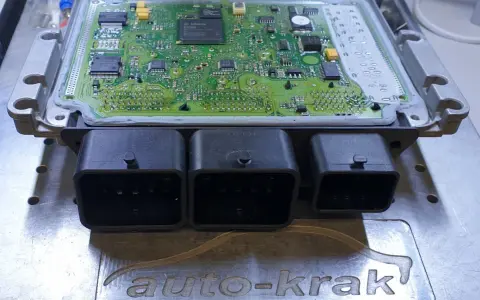 Elektronika silnika Citroen z widocznym błędem DTC P1336. Moduł ECU na stole warsztatowym.