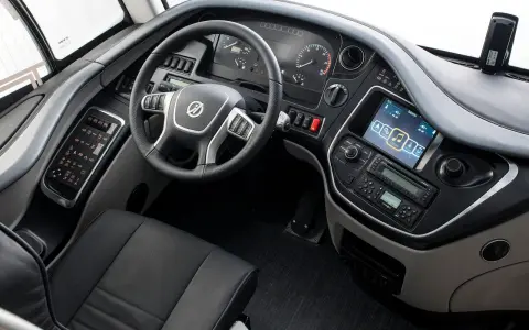 Wnętrze autobusu Irizar z kierownicą, panelem sterowania i ekranem multimedialnym.