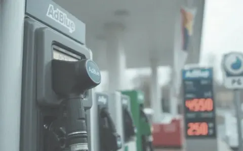Ile adblue na 100km ciężarówka? Poznaj zaskakujące fakty o zużyciu