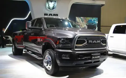 Ciemnoszary Dodge Ram 3500 z podwójnymi tylnymi kołami prezentuje się imponująco na wystawie.