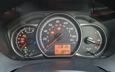 Kontrolka silnika świeci się na desce rozdzielczej Toyoty, wskazując błąd DTC P1604. Oprócz tego widoczne są kontrolki oleju, akumulatora i temperatury.
