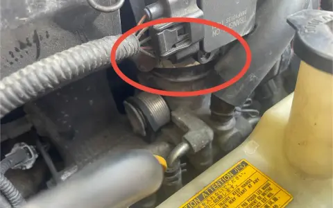 Silnik Toyoty z błędem DTC P0171. Czerwone kółko wskazuje na przepustnicę, potencjalną przyczynę problemu.