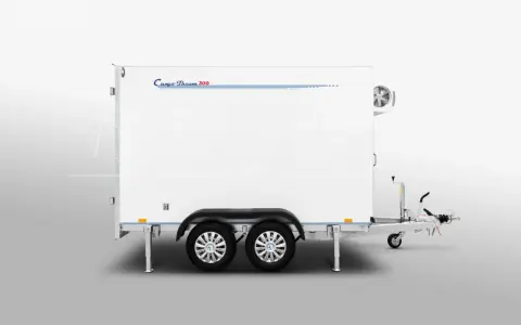 Biała izoterma naczepa z agregatem chłodniczym i logo "Cargo-Therm 300". Idealna do transportu towarów wymagających stałej temperatury.