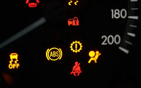 Kontrolka samochód z kluczykiem Opel oznacza problem z immobilizerem lub kluczykiem. Na desce rozdzielczej świecą się też kontrolki ABS, poduszki powietrznej i pasów.