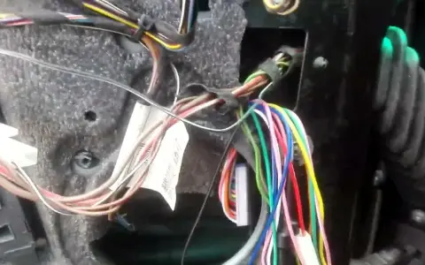 Gdzie jest sterownik centralnego zamka w Renault Scenic? Oto lokalizacja!