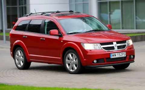Czerwony Dodge Journey w ruchu. Wiele osób szuka dodge journey opinie przed zakupem.
