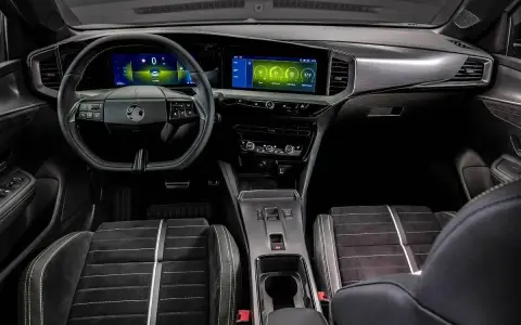 Wnętrze nowoczesnego Vauxhalla z dwoma ekranami, sportowymi fotelami i eleganckimi detalami.