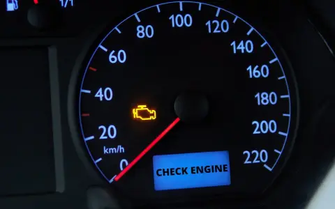 Kontrolka "Check Engine" świeci się na desce rozdzielczej. Dowiedz się, jak skasować błąd check engine bez komputera.