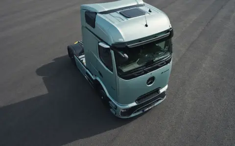 Nowy Mercedes Actros 2025 w kolorze miętowym prezentuje się na ciemnym asfalcie.