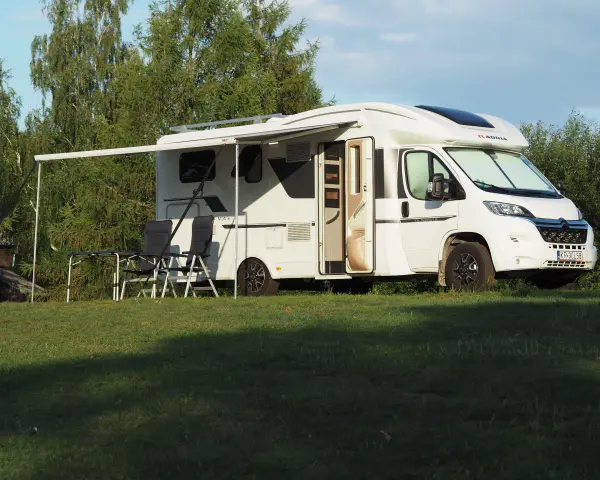 Ile kosztuje postawienie przyczepy kempingowej nad morzem? Ceny i porady
