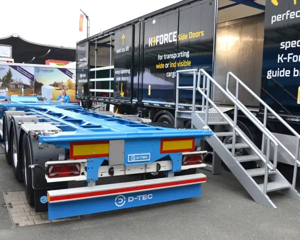 Niebieska rama pod kontener, ciężarówka z drzwiami bocznymi K-FORCE i schodkami. Nowoczesny transport intermodalny.