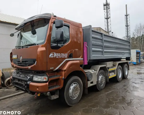 Brązowy Renault Kerax z naczepą wywrotką, gotowy do pracy na placu budowy.