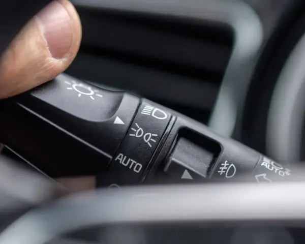 Palec naciska przełącznik świateł, wybierając, na jakich światłach się jeździ: auto, mijania lub drogowe.