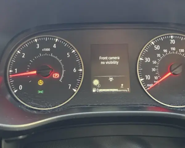 Dacia Sandero: kontrolki informują o braku widoczności kamery przedniej. Widoczne kontrolki hamulca ręcznego, ABS i ciśnienia w oponach.