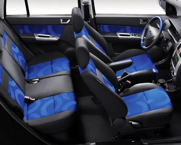 Wnętrze Hyundai Getz z niebiesko-szarymi siedzeniami i niebieskimi akcentami na drzwiach.