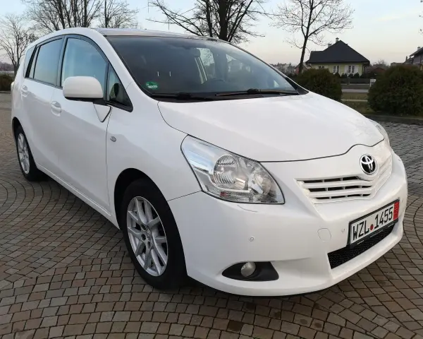 Biała Toyota Verso 1.8 benzyna zaparkowana na kostce brukowej.