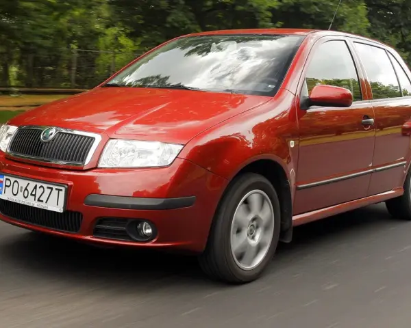 Czerwona Skoda Fabia w ruchu. Sprawdź aktualne skoda fabia - ceny używanych i znajdź swój wymarzony samochód.