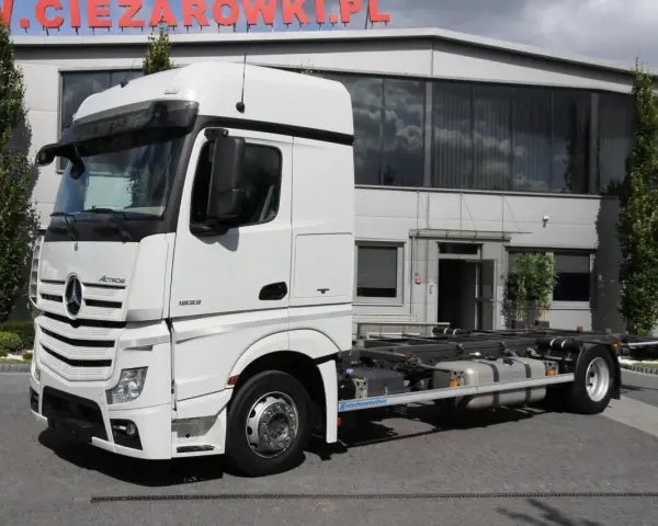 Biały Mercedes Actros MP4 z systemem hakowym, gotowy do pracy.