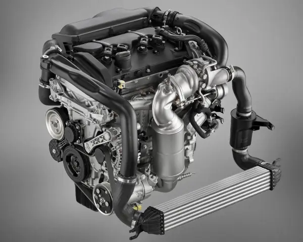 Silnik 1.6 THP z turbosprężarką i intercoolerem, gotowy do montażu.