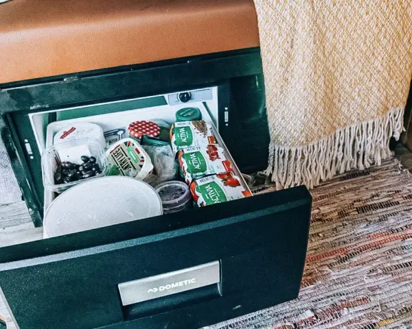 Jak działa lodówka w przyczepie kempingowej? Różnice i porady ekspertów