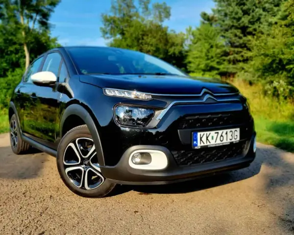 Czarny Citroen C3 na tle zieleni. Sprawdź atrakcyjną citroen c3 cena i wybierz swój wymarzony samochód.
