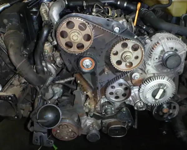 Silnik 1.9 TDI z widocznym rozrządem. Planujesz wymianę rozrządu 1.9 tdi? Koszt może zależeć od wielu czynników.