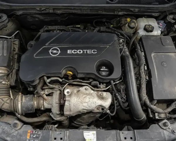 Silnik Opel Ecotec. Widoczne elementy układu dolotowego i turbosprężarki. Objawy uszkodzenia poduszki silnika mogą być różne, np. wibracje.