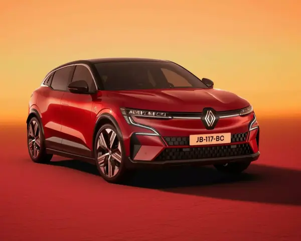Nowy Renault Megane 5 w kolorze czerwonym, z czarnym dachem, prezentuje się dynamicznie na tle pomarańczowo-czerwonego gradientu.