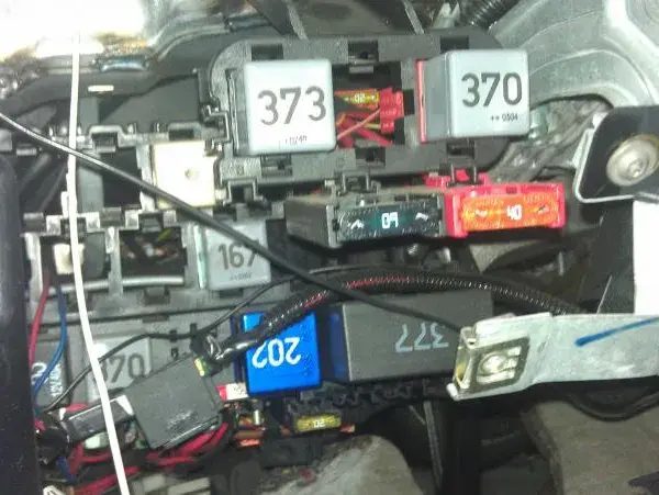 Gdzie jest sterownik centralnego zamka w Passat B5? Oto odpowiedź!