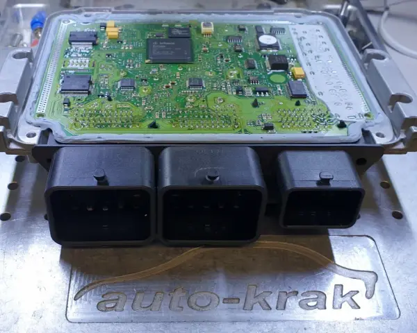 Elektronika silnika Citroen z widocznym błędem DTC P1336. Moduł ECU na stole warsztatowym.