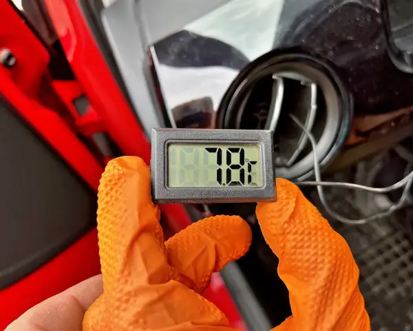 Termometr pokazuje 7.8°C przy samodzielnym nabijaniu klimatyzacji. Pomiar temperatury z nawiewu.