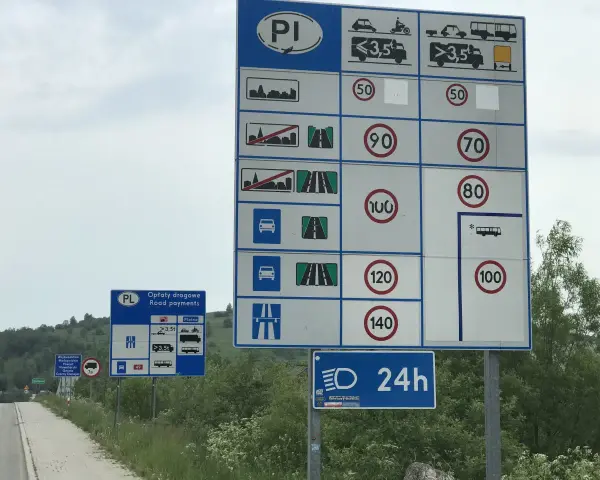 Znaki drogowe w Polsce: ograniczenia prędkości, w tym przekroczenie prędkości o 20 km/h, opłaty drogowe i inne.